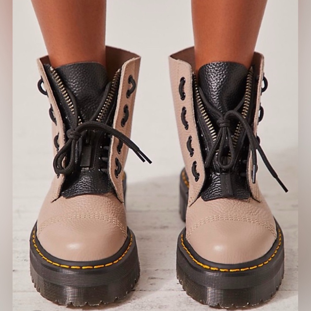 Like new Doc Martin Sinclair Boots